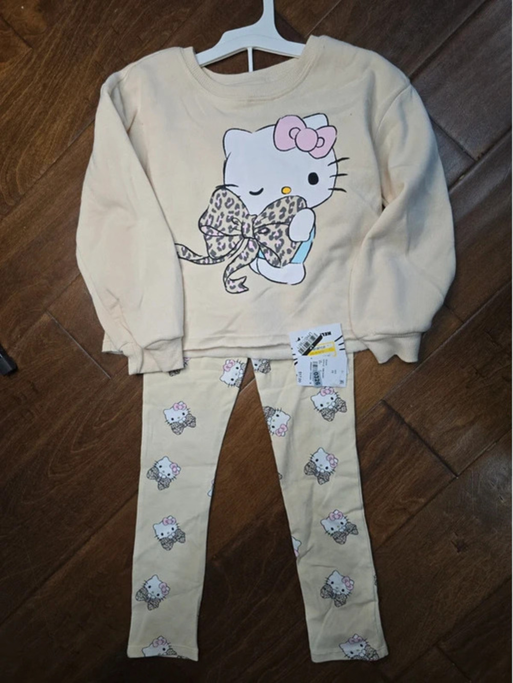 5t brand new hello, kitty outfit item 326G7